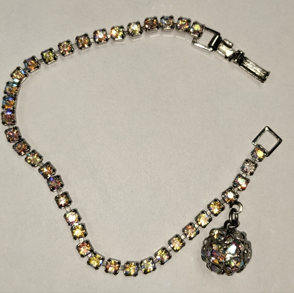 EVC 4 PRONGED AB CRYSTALS CHARM BRACELET UNSIGNED WEISS - Picture 10 of 11